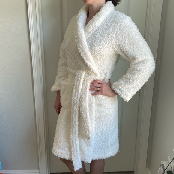ULTA Fuzzy Robe - Picture 6 of 14